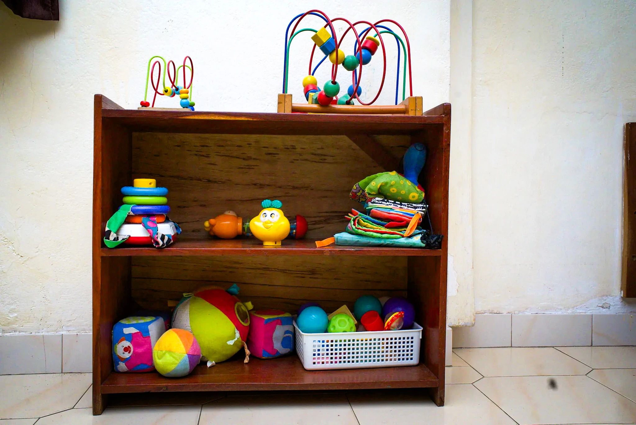 L’étagère de jouets et de ballons